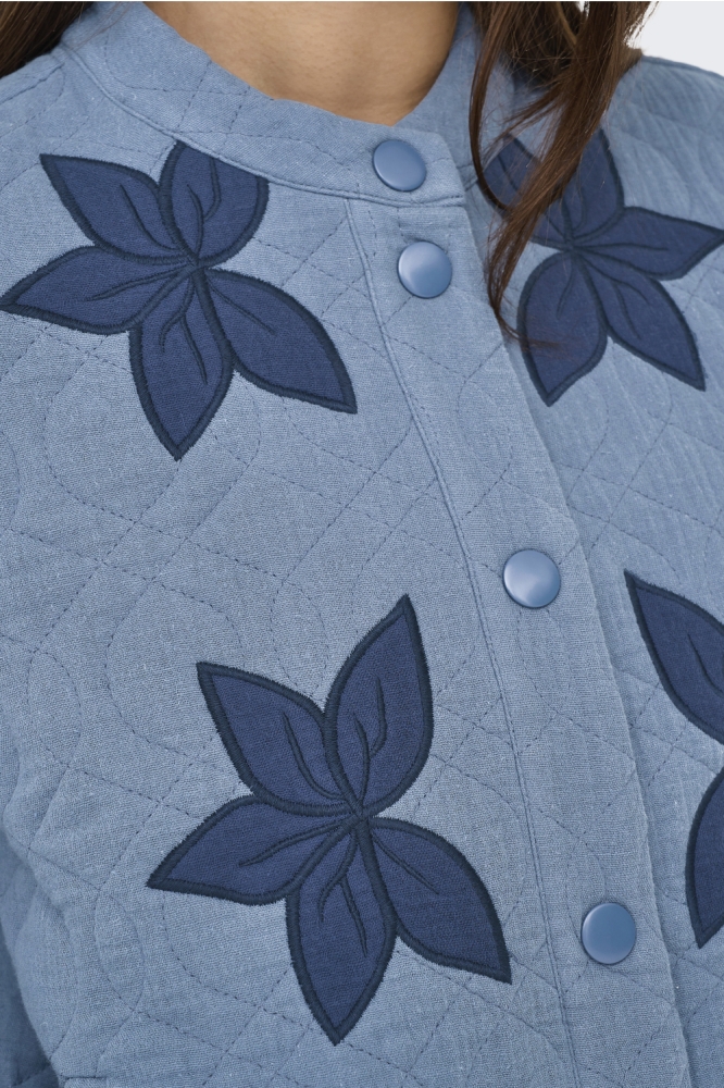 ONLAURA LIGHT QUILTED EMB BOMBER O 15353320 MOONLIGHT BLUE/FLOWER